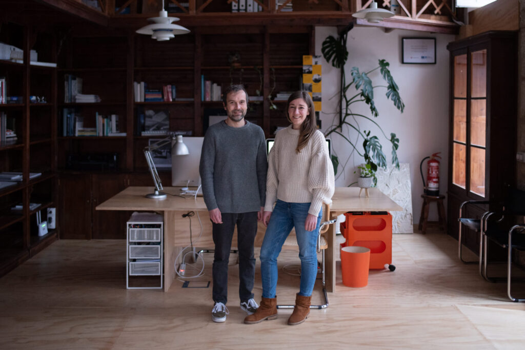 Marta García e Iago Basoa de pie en la sala principal del estudio.